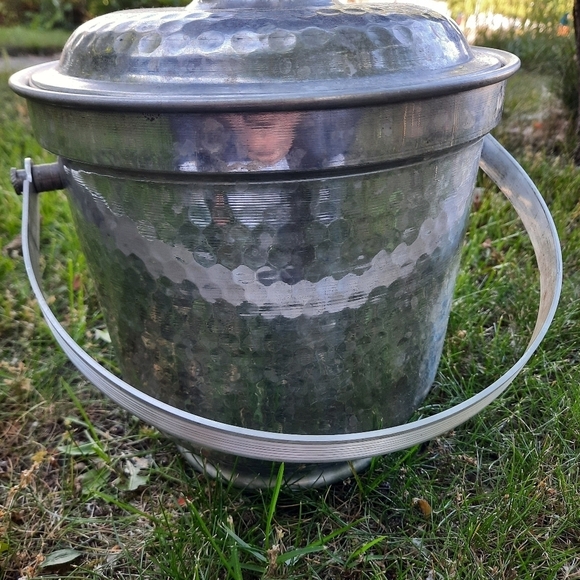 Vintage MCM Italian hammered aluminum silver metal ice bucket with tongs - Picture 4 of 15